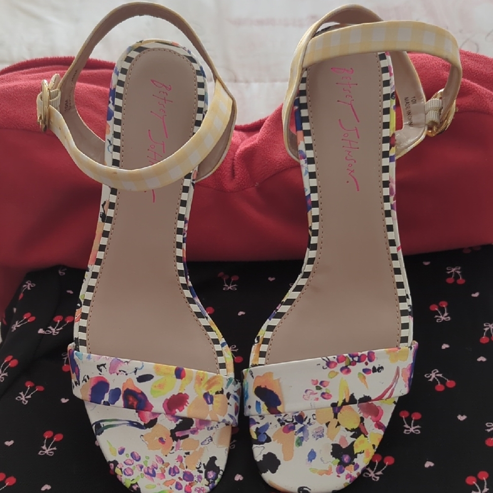 Betsey Johnson Floral Lucite Heels Size 10